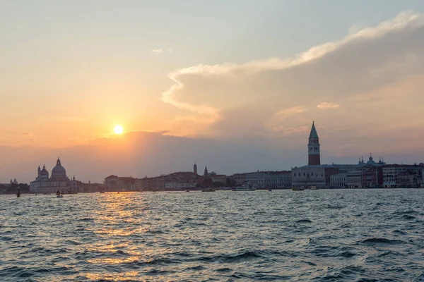 Entdeckung Der Stadt Venedig Mit Ihren Kleinen Kanälen Und Romantischen — Stockfoto