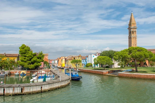ヴェネツィアの街の発見 ブラーノ島とその小さな運河とロマンチックな路地 イタリア — ストック写真