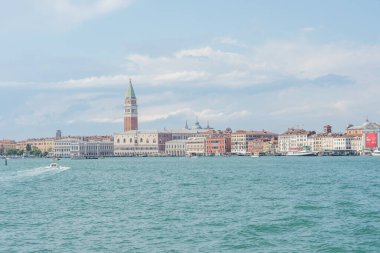 Venedik şehrinin keşfi ve küçük kanalları ve romantik sokakları, İtalya