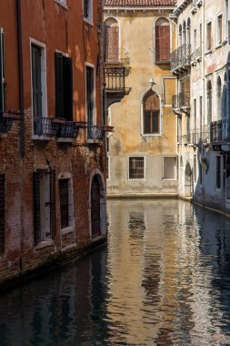 Venedik şehrinin keşfi ve küçük kanalları ve romantik sokakları, İtalya