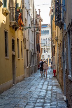 Venedik şehrinin keşfi ve küçük kanalları ve romantik sokakları, İtalya