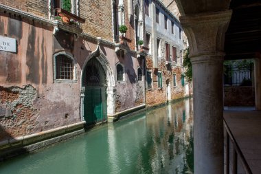 Venedik şehrinin keşfi ve küçük kanalları ve romantik sokakları, İtalya