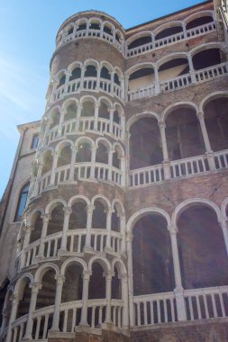 Venedik şehrinin keşfi ve küçük kanalları ve romantik sokakları, İtalya