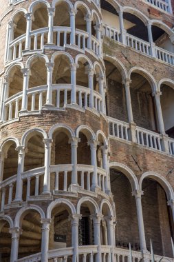 Venedik şehrinin keşfi ve küçük kanalları ve romantik sokakları, İtalya