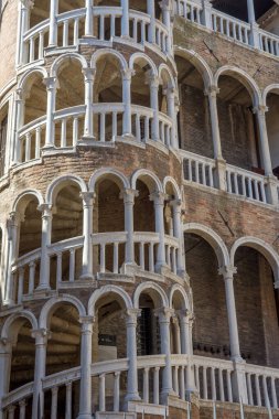 Venedik şehrinin keşfi ve küçük kanalları ve romantik sokakları, İtalya