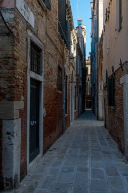 Venedik şehrinin keşfi ve küçük kanalları ve romantik sokakları, İtalya