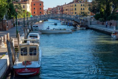 Venedik şehrinin keşfi ve küçük kanalları ve romantik sokakları, İtalya