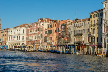 Venedik şehrinin keşfi ve küçük kanalları ve romantik sokakları, İtalya