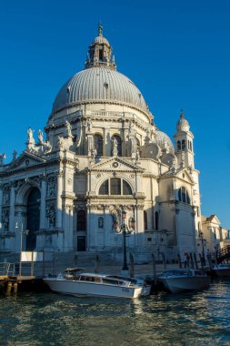 Venedik şehrinin keşfi ve küçük kanalları ve romantik sokakları, İtalya