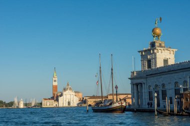 Venedik şehrinin keşfi ve küçük kanalları ve romantik sokakları, İtalya