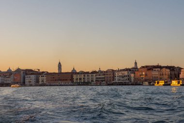 Venedik şehrinin keşfi ve küçük kanalları ve romantik sokakları, İtalya