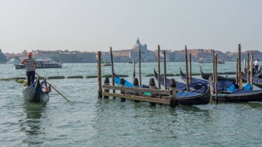Venedik şehrinin keşfi ve küçük kanalları ve romantik sokakları, İtalya