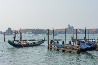 Venedik şehrinin keşfi ve küçük kanalları ve romantik sokakları, İtalya