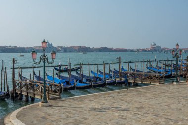 Venedik şehrinin keşfi ve küçük kanalları ve romantik sokakları, İtalya