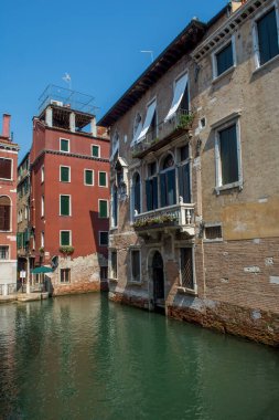 Venedik şehrinin keşfi ve küçük kanalları ve romantik sokakları, İtalya