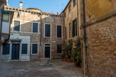 Venedik şehrinin keşfi ve küçük kanalları ve romantik sokakları, İtalya