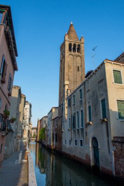 Venedik şehrinin keşfi ve küçük kanalları ve romantik sokakları, İtalya