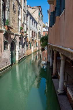 Venedik şehrinin keşfi ve küçük kanalları ve romantik sokakları, İtalya
