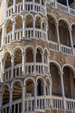 Venedik şehrinin keşfi ve küçük kanalları ve romantik sokakları, İtalya
