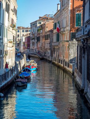 Venedik şehrinin keşfi ve küçük kanalları ve romantik sokakları, İtalya