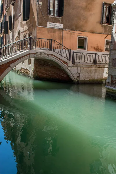 ヴェネツィアの街とその小さな運河やロマンチックな路地 イタリアの発見 — ストック写真