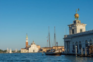 Venedik şehrinin keşfi ve küçük kanalları ve romantik sokakları, İtalya