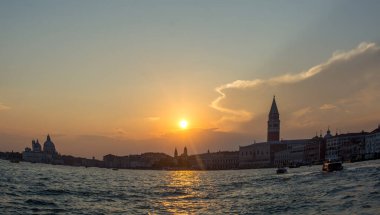 Venedik şehrinin keşfi ve küçük kanalları ve romantik sokakları, İtalya