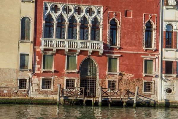 ヴェネツィアの街とその小さな運河やロマンチックな路地 イタリアの発見 — ストック写真