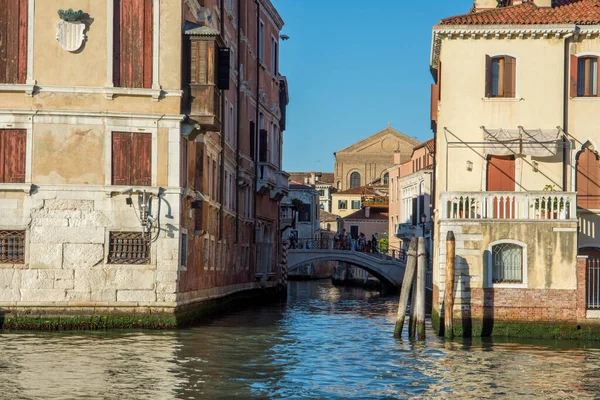 ヴェネツィアの街とその小さな運河やロマンチックな路地 イタリアの発見 — ストック写真