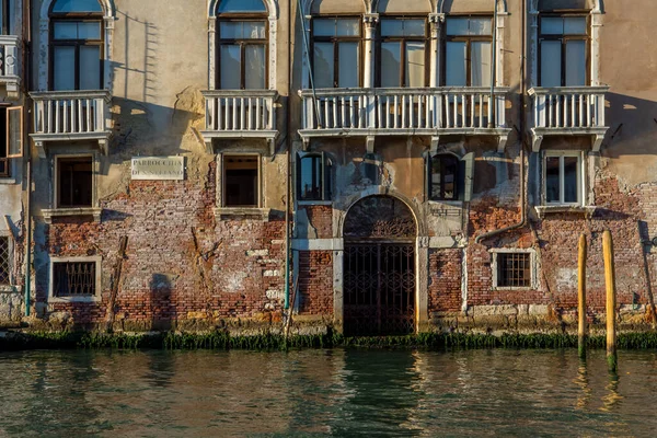 ヴェネツィアの街とその小さな運河やロマンチックな路地 イタリアの発見 — ストック写真