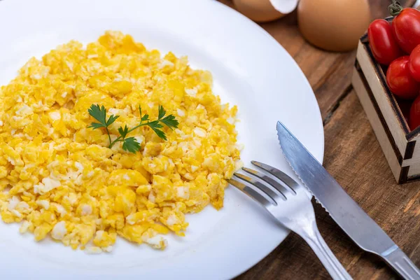 Fresh Scrambled Eggs White Plate Breakfast Table — Stock Photo, Image