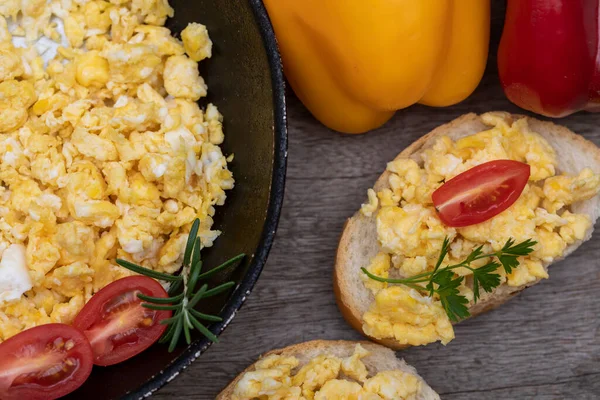 Scrambled Eggs Delicious Breakfast Herbs Tomatoes — Stock Photo, Image