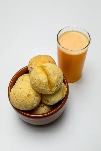 Brazylijski Chleb Serem Szklanka Soku Pomarańczowego — Zdjęcie stockowe