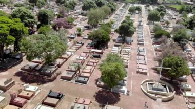 Yoğun bir mezarlığın hemen üstünde manzaralı bir uçuş.