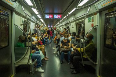 Metrodaki insanlar Sao Paulo 'ya çalışmaya gidiyorlar..