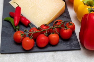 Siyah taş tahtada baharatlı parmesan peyniri.