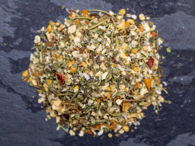 Kurutulmuş Chimichurri, siyah taştan baharatlı.