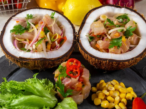 Ceviche Parabol Appetitvækker Frisk Fisk Marineret Citrus Med Tropiske Frugter - Stock-foto