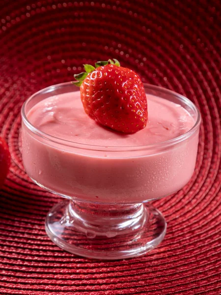 Sabroso Mousse Fresa Vidrio Con Fresa Parte Superior — Foto de Stock