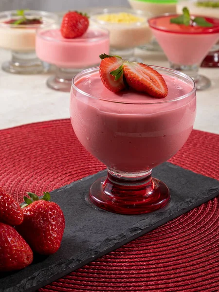 Sabroso Mousse Fresa Vidrio Con Fresa Parte Superior — Foto de Stock