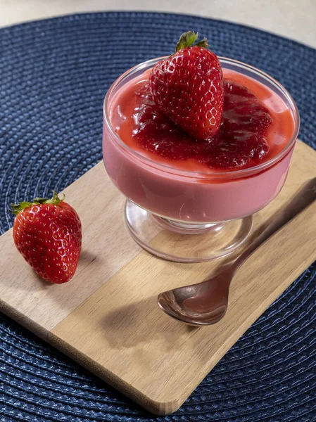 Sabrosa Mousse Fresa Vidrio Con Mermelada Parte Superior — Foto de Stock