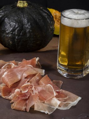 İtalyan jambonu ya da balkabağı ezmeli jamon. Ahşap üzerinde çiğ jambon.
