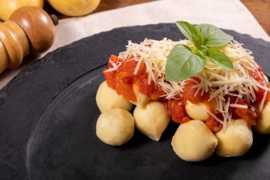 Doğal organik domates soslu Gnocchi rendelenmiş parmesan peyniri ve fesleğen yapraklı böcek ilacı olmadan..