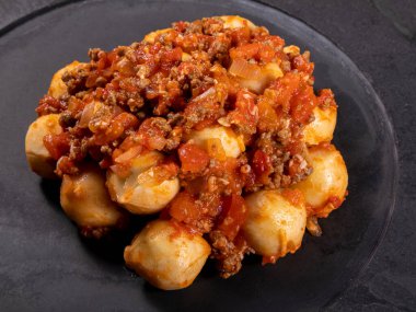 Doğal organik domates soslu haşere ilacı olmayan bolonez gnocchi..