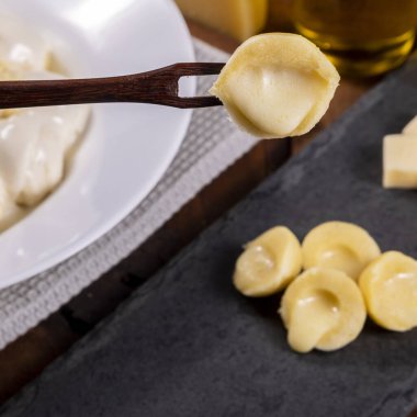 Beyaz soslu peynirli patates gnocchi.,