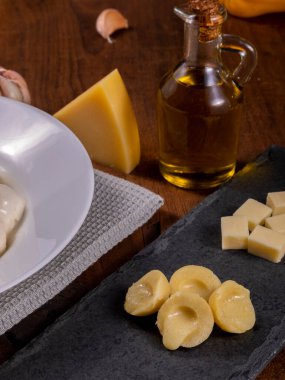Beyaz soslu peynirli patates gnocchi.,