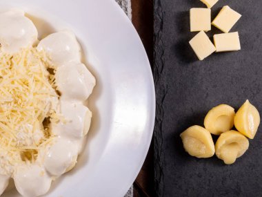 Beyaz soslu peynirli patates gnocchi.,