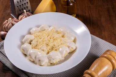 Beyaz soslu peynirli patates gnocchi..