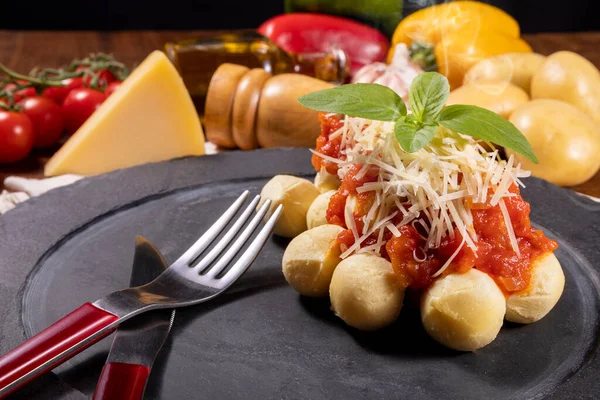 Doğal Organik Domates Soslu Gnocchi Rendelenmiş Parmesan Peyniri Fesleğen Yapraklı Stok Resim