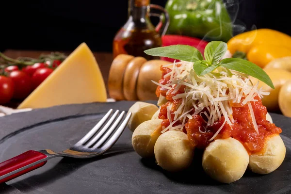 无杀虫剂的天然有机番茄酱 配以烤意大利芝士和罗勒叶 图库图片
